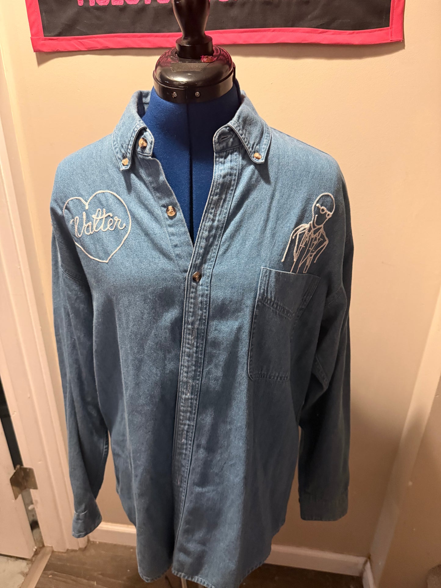 I'm in love with AD Skinner VTG Blue Denim Button-Up L/S Shirt - MD