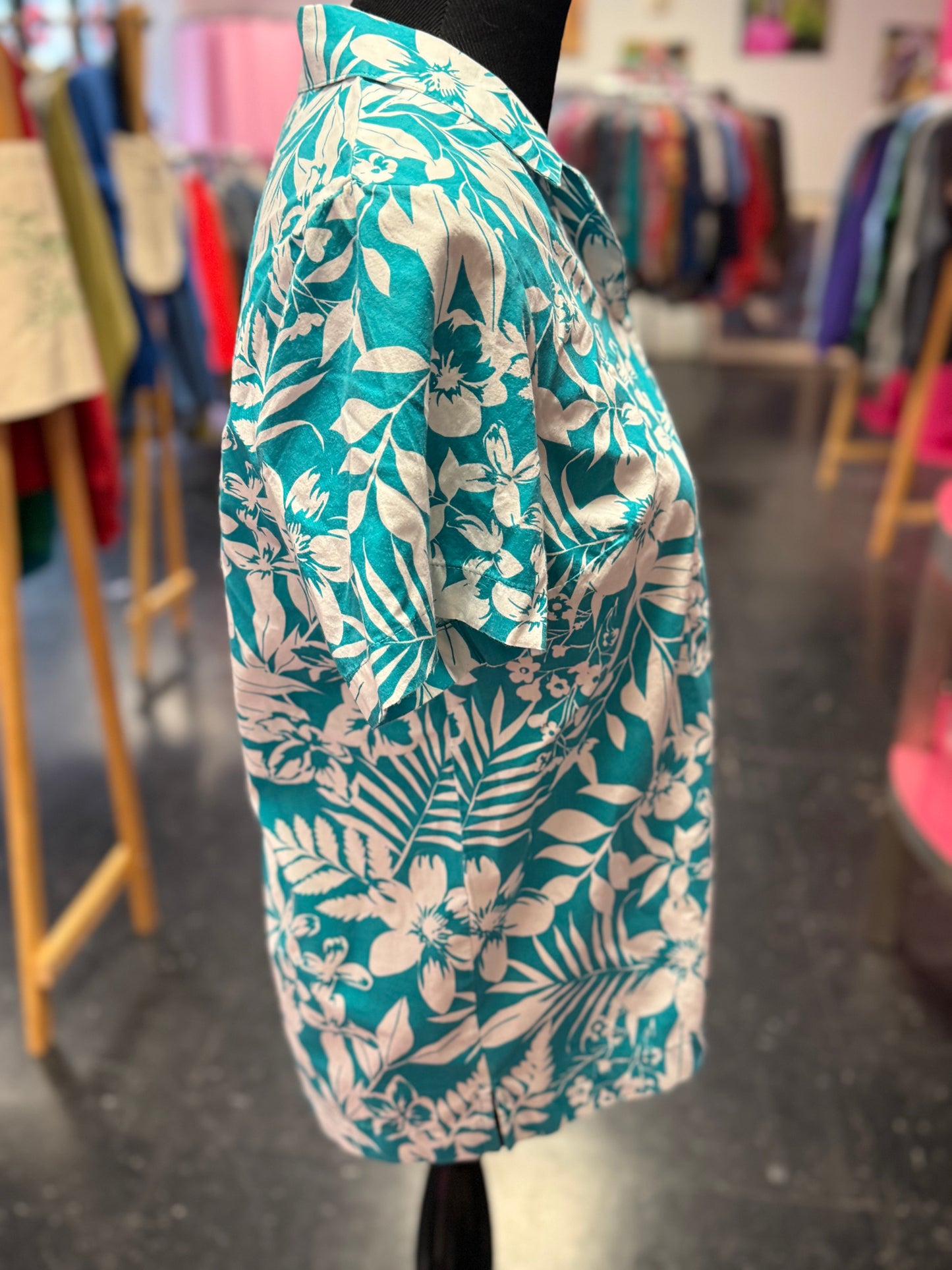 Vintage 90s Blue + White Floral Hawaiian Short Sleeve Shirt Small