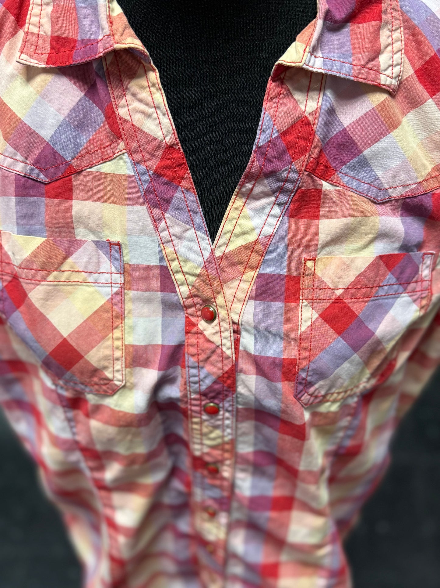 Sleeveless White, Blue, Red Collared Pearl Snap Top XL