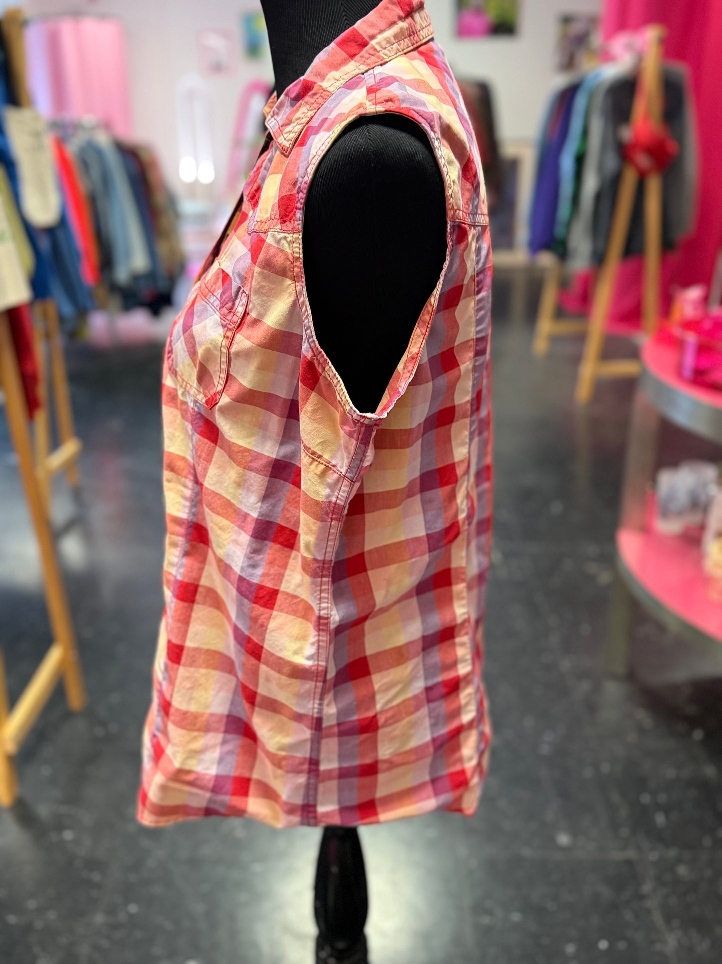 Sleeveless White, Blue, Red Collared Pearl Snap Top XL