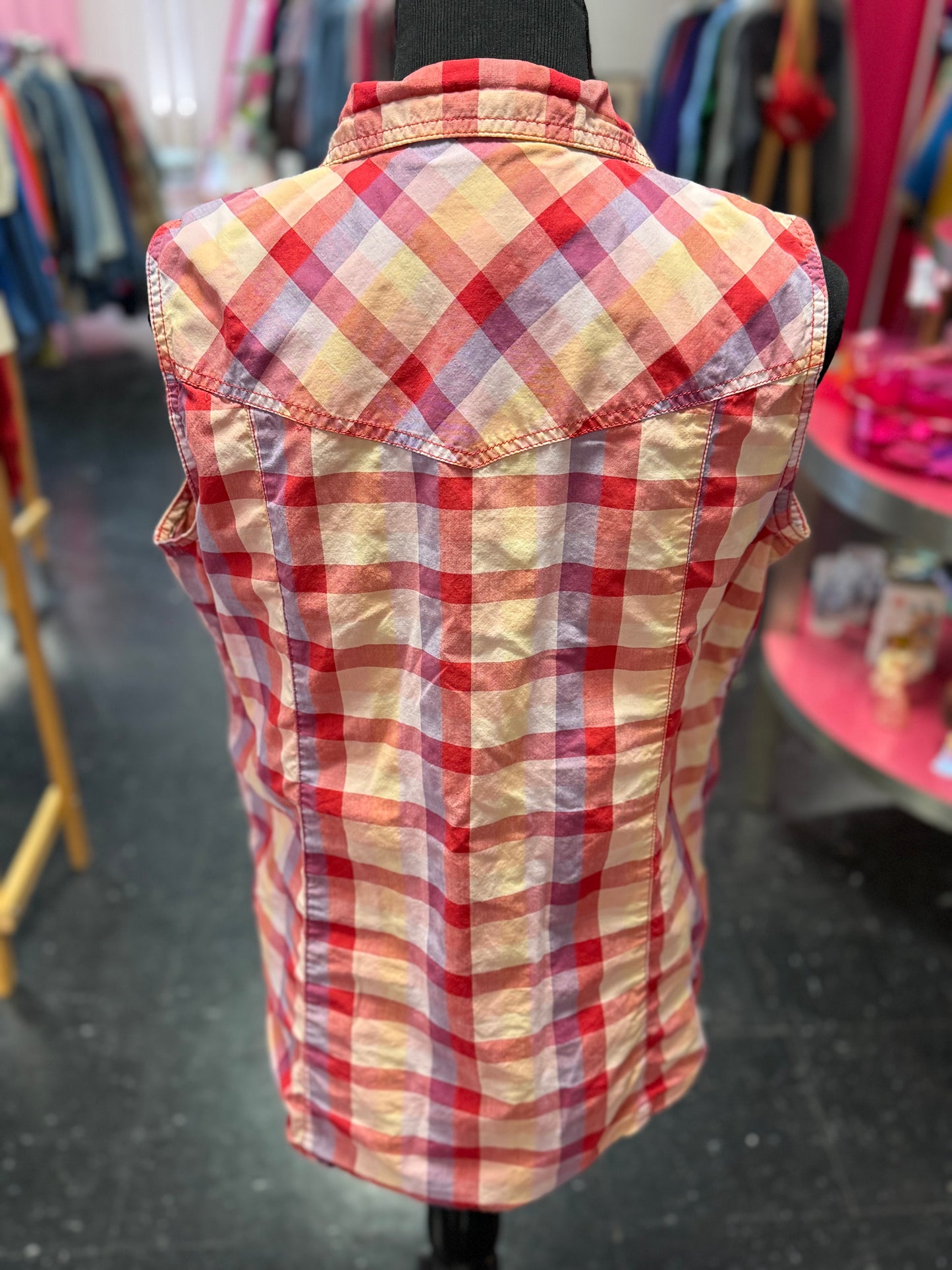 Sleeveless White, Blue, Red Collared Pearl Snap Top XL