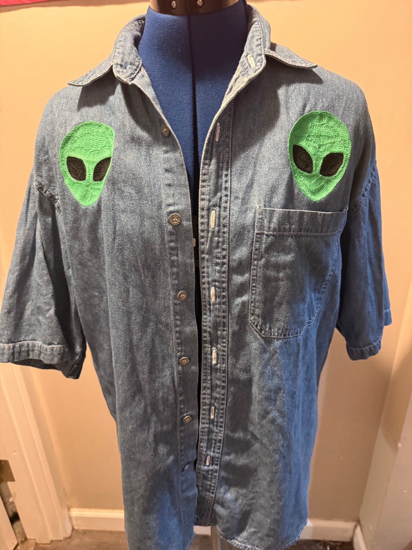 Do you think I'm spooky? Alien S/S Denim Top - SM